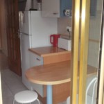 La cuisine, coin repas Appartement Antibes, centre ville, abritel antibes, location vacances, plage, location, appartement, antibes, mer, vacances, location particulier, location saisonnière, hmholidays, abritel, location cannes, location cote d'azur, booking, tripadvisor, locasun, Holiday rentals French riviera, Ferienhaus Französische Riviera, Frankreich. Provence, vacances, tranquillité, charm paradise, activities, grass, golf, beach, rent, vacances antibes, hiring saison