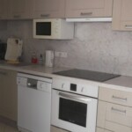 La cuisine Appartement Juan les pins location vacances, accès plage, piscine, jardin, location, appartement, antibes, plage, mer, vacances, location particulier, location saisonnière, hmholidays, abritel, location cannes, location cote d'azur, booking, hiring, tripadvisor, locasun, Holiday rentals French riviera, Ferienhaus Französische Riviera, Frankreich. Provence, vacances, relaxation, tranquillité, saint tropez, charm paradise, activities, grass, golf, beach, rent, swimming pool, garden, vacances antibes, hiring saison