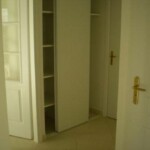 L'entrée avec le placard Appartement Juan les pins location vacances, accès plage, piscine, jardin, location, appartement, antibes, plage, mer, vacances, location particulier, location saisonnière, hmholidays, abritel, location cannes, location cote d'azur, booking, hiring, tripadvisor, locasun, Holiday rentals French riviera, Ferienhaus Französische Riviera, Frankreich. Provence, vacances, relaxation, tranquillité, saint tropez, charm paradise, activities, grass, golf, beach, rent, swimming pool, garden, vacances antibes, hiring saison