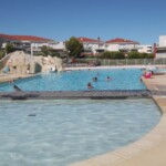 La piscine avec la pataugeoire en premier plan Appartement Antibes location vacances, plage, location, appartement, antibes, mer, vacances, location particulier, location saisonnière, hmholidays, abritel, location cannes, location cote d'azur, booking, hiring, tripadvisor, locasun, Holiday rentals French riviera, Ferienhaus Französische Riviera, Frankreich. Provence, vacances, relaxation, tranquillité, saint tropez, charm paradise, activities, grass, golf, beach, rent, vacances antibes, hiring saison