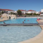 La piscine avec la pataugeoire en premier plan Appartement Antibes location vacances, plage, location, appartement, antibes, mer, vacances, location particulier, location saisonnière, hmholidays, abritel, location cannes, location cote d'azur, booking, hiring, tripadvisor, locasun, Holiday rentals French riviera, Ferienhaus Französische Riviera, Frankreich. Provence, vacances, relaxation, tranquillité, saint tropez, charm paradise, activities, grass, golf, beach, rent, vacances antibes, hiring saison