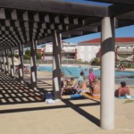 Le coin ombragé de la piscine