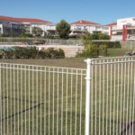 Le coin bronzette sur l'herbe de la piscine