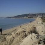 La grande plage publique, en direction de Golfe-Juan Appartement Juan les pins location vacances, accès plage, piscine, jardin, location, appartement, antibes, plage, mer, vacances, location particulier, location saisonnière, hmholidays, abritel, location cannes, location cote d'azur, booking, hiring, tripadvisor, locasun, Holiday rentals French riviera, Ferienhaus Französische Riviera, Frankreich. Provence, vacances, relaxation, tranquillité, saint tropez, charm paradise, activities, grass, golf, beach, rent, swimming pool, garden, vacances antibes, hiring saison