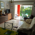 Vue du séjour sur la terrasse couverte appartement, location Juan les pins, location vacances, appartement vacances Juan les pins, juan flore, airbnb, abrite, booking.com, locasun, riviera-cote d azur-alpes maritimes, vacances riviera