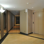 L'entrée de l'immeuble appartement, location Juan les pins, location vacances, appartement vacances Juan les pins, juan flore, airbnb, abritel, booking.com, locasun, riviera, cote d azur, alpes maritimes, juan flore