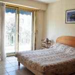 La première chambre, lit 140x190 appartement, location antibes, location vacances appartement antibes, vacances antibes, centre ville, airbnb, abritel, booking.com, locasun