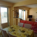 La salle à manger donnant sur la terrasse appartement, location antibes, location vacances appartement antibes, vacances antibes, centre ville, airbnb, abritel, booking.com, locasun