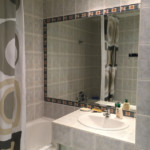 La salle de bain avec baignoire