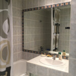 La salle de bain avec baignoire