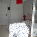 La chambre avec le lit de 140x190 et le placard appartement location Juan les pins, location vacances, appartement vacances Juan les pins, juan flore, airbnb, abritel, booking.com, locasun, riviera, cote d azur, alpes maritimes, rent