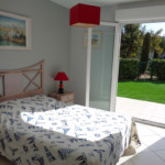 La chambre avec le lit de 140x190 appartement location Juan les pins, location vacances, appartement vacances Juan les pins, juan flore, airbnb, abritel, booking.com, locasun, riviera, cote d azur, alpes maritimes, rent